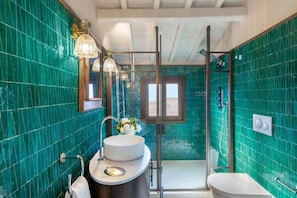 Combined shower/bathtub, rainfall showerhead, towels - J And J Historic House Hotel (Florence)