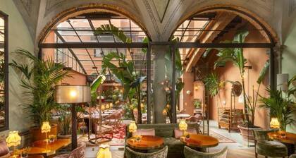 J And J Historic House Hotel