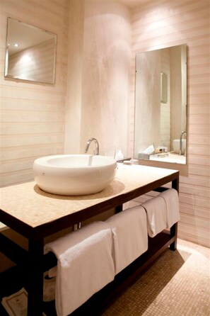 Deluxe Double or Twin Room | Bathroom | Combined shower/tub, towels