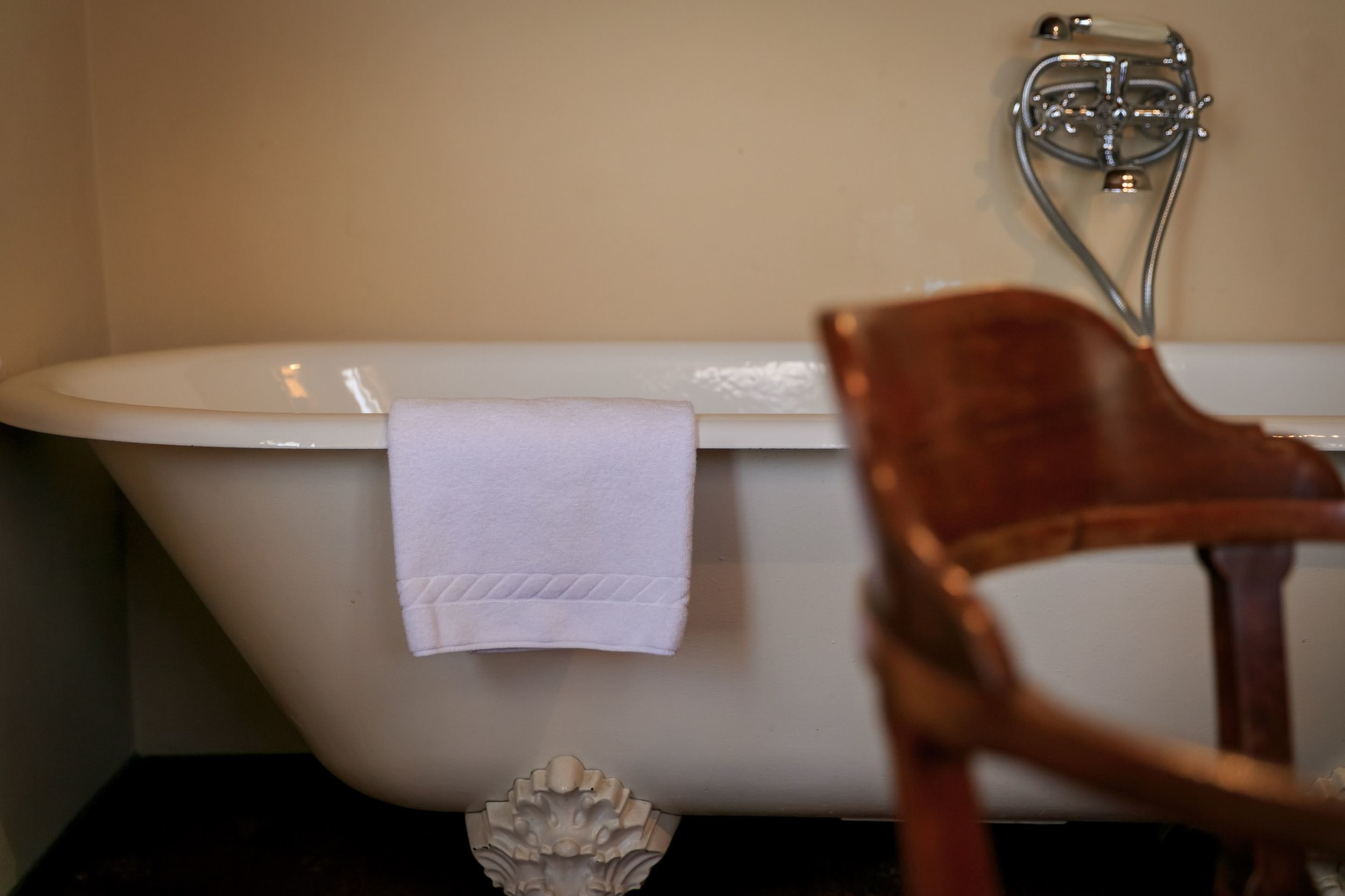 suite | bathroom amenities | combined shower/bathtub, towels