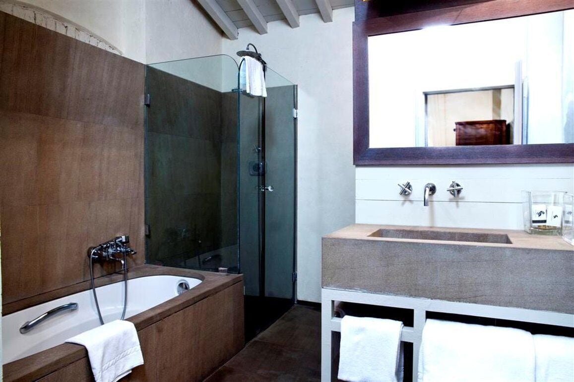 junior suite | bathroom | combined shower/bathtub, towels