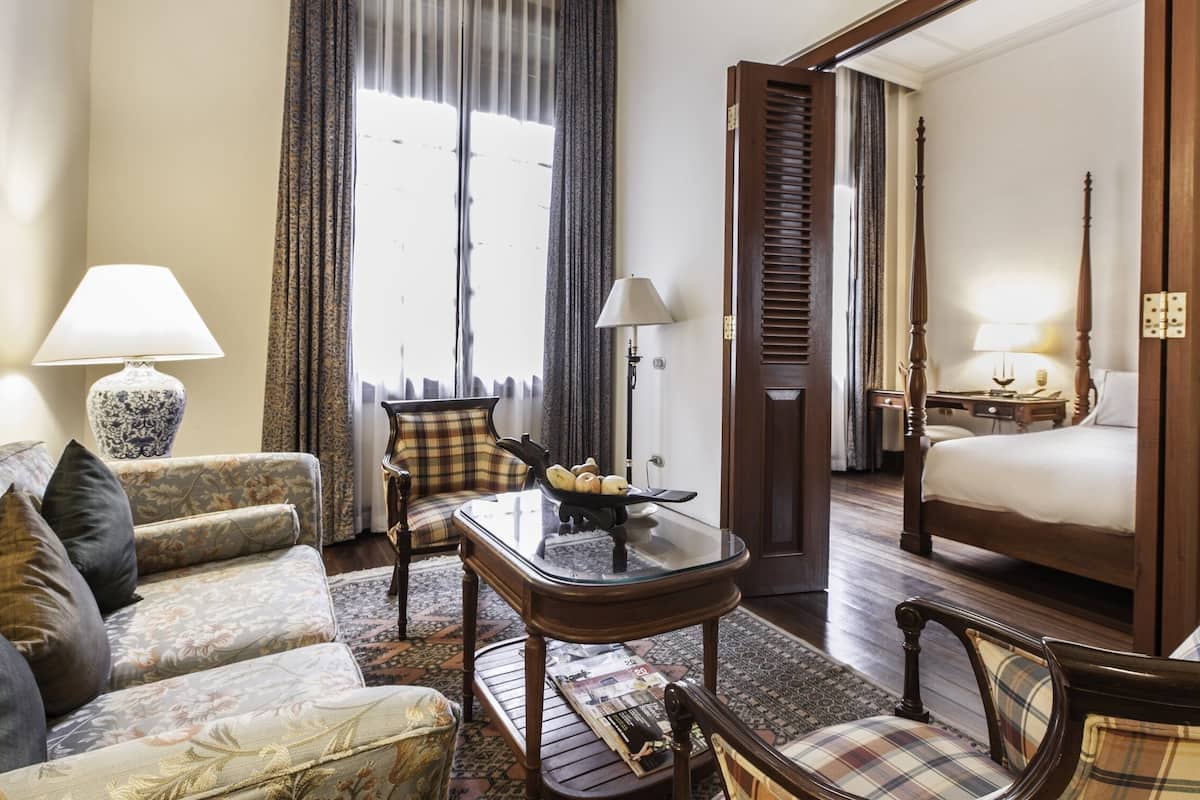 junior suite | living area | flat-screen tv