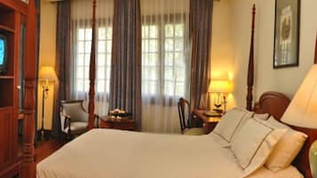 Standard Room, 1 Queen Bed | 1 bedroom, minibar, in-room safe, desk
