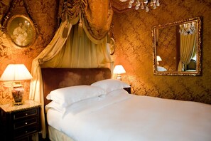 Standard Double Room | Minibar, in-room safe, desk, soundproofing