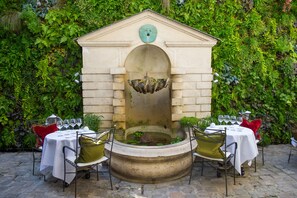 Fountain - L'Hotel (Paris)