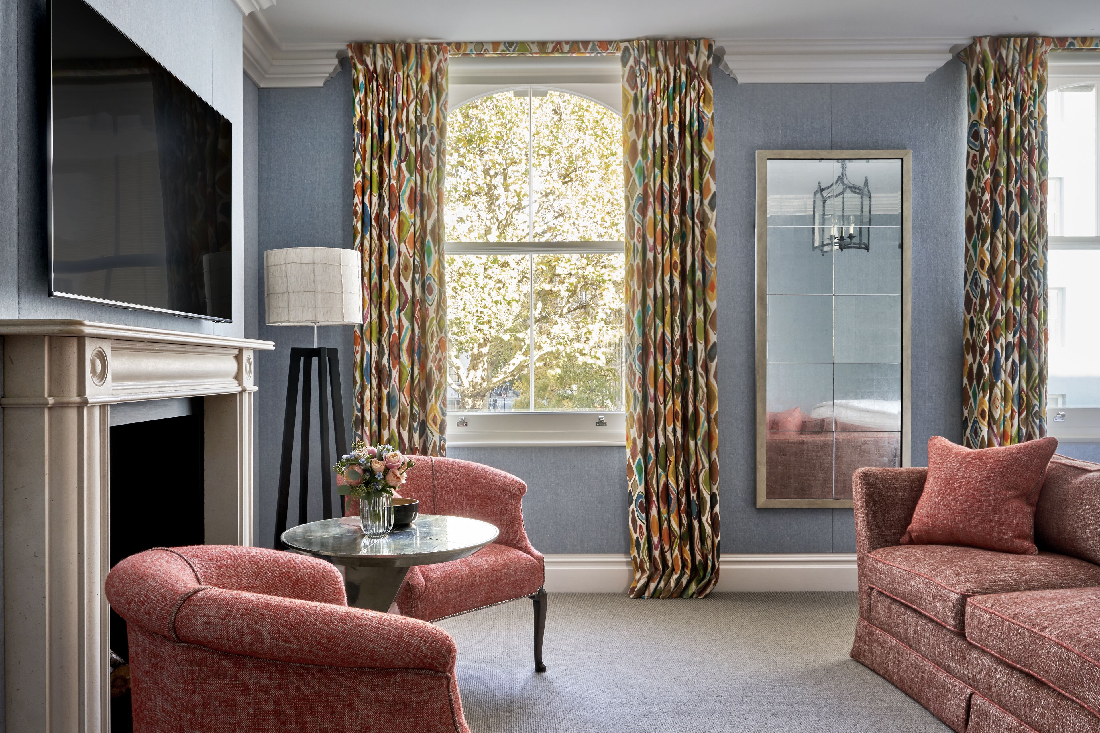 deluxe room | living area | flat-screen tv