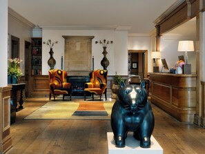 Lobby lounge
