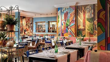 Petit déjeuner, déjeuner et dîner servis sur place