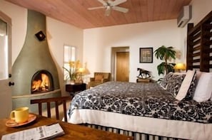 Deluxe Studio, 1 King Bed, Fireplace | Premium bedding, iron/ironing board, free cribs/infant beds