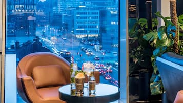 2 quầy bar/khu lounge, bar ở tầng thượng, lounge tại sảnh