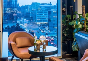 2 bars/lounges, rooftop bar, lobby lounge