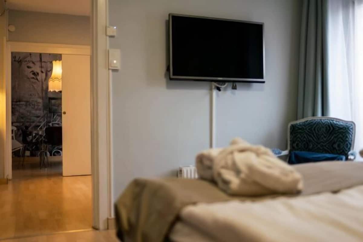 In-room safe, iron/ironing board, WiFi, bed sheets