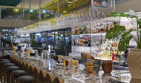 2 bar/lounge. Scandic Malmen