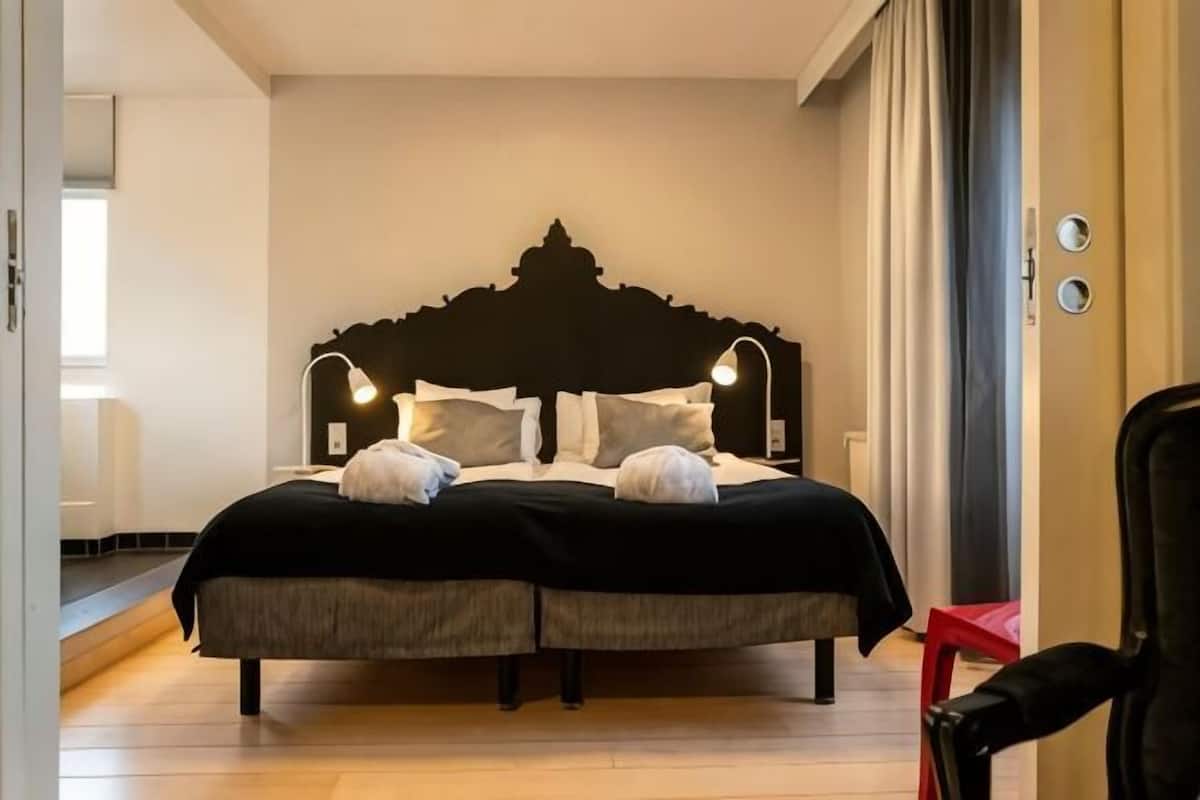 In-room safe, iron/ironing board, WiFi, bed sheets