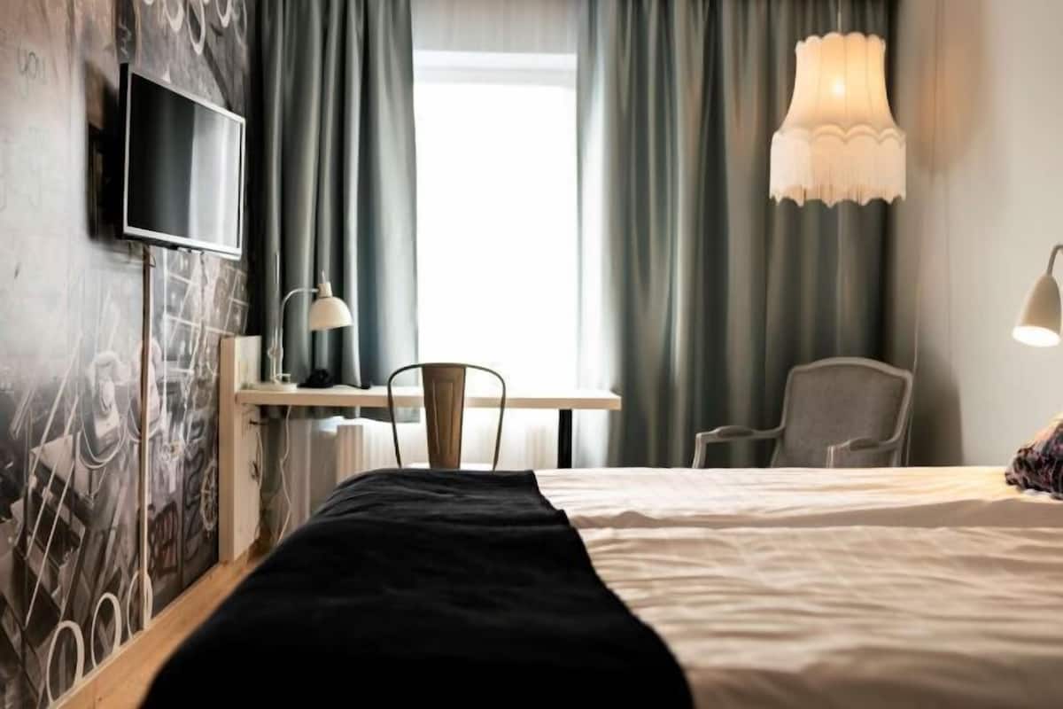 In-room safe, iron/ironing board, WiFi, bed sheets