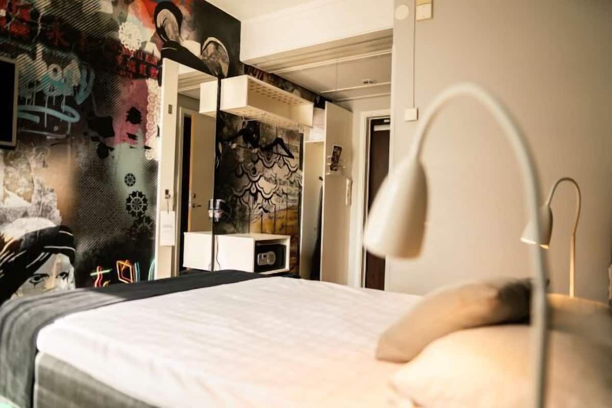 In-room safe, iron/ironing board, WiFi, bed sheets