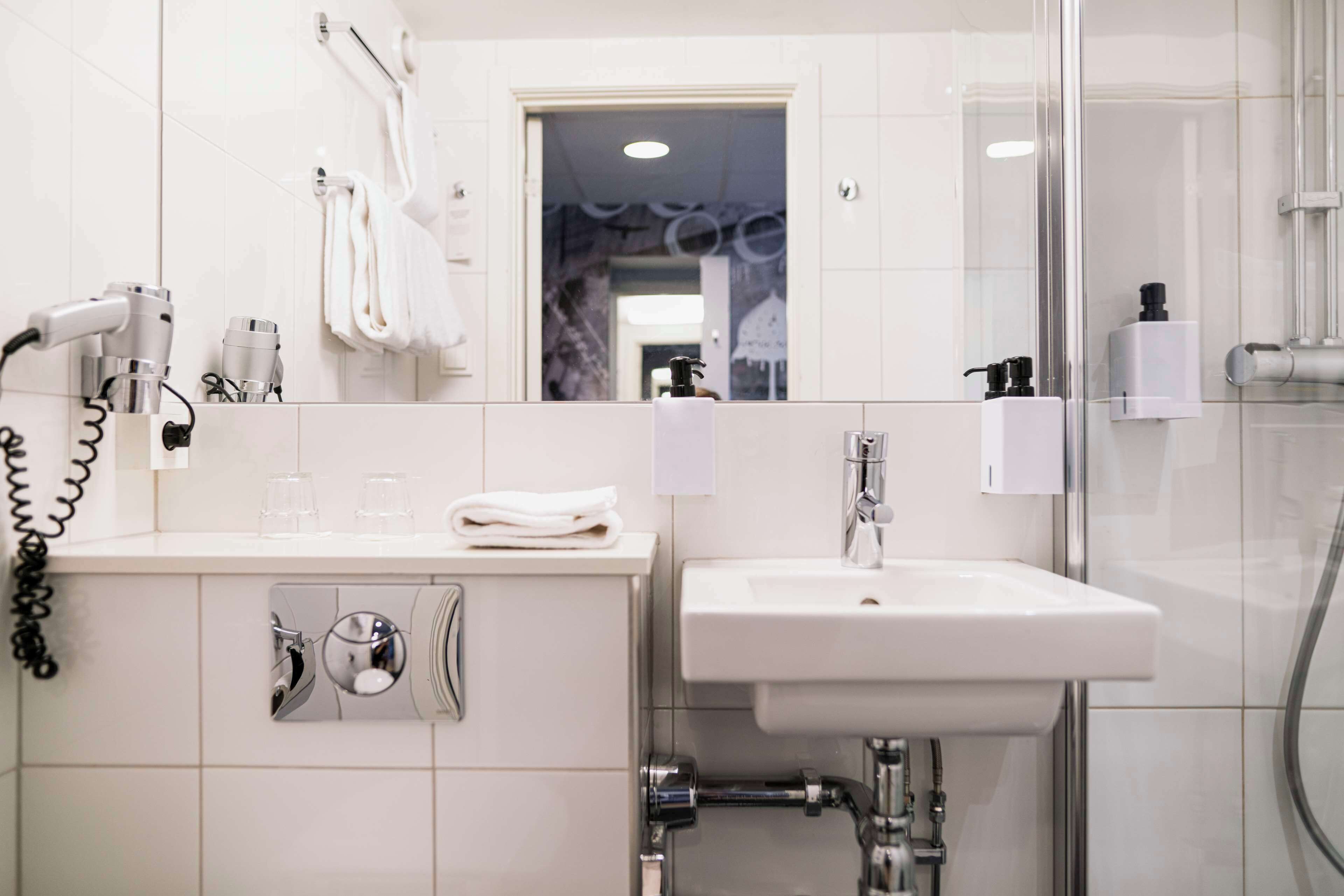 in-room safe, iron/ironing board, wifi, bed sheets