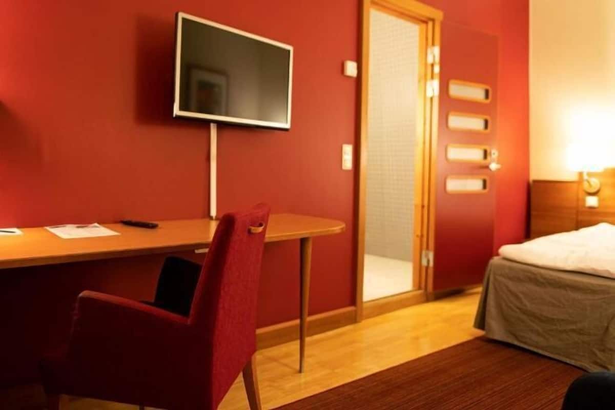 In-room safe, iron/ironing board, WiFi, bed sheets