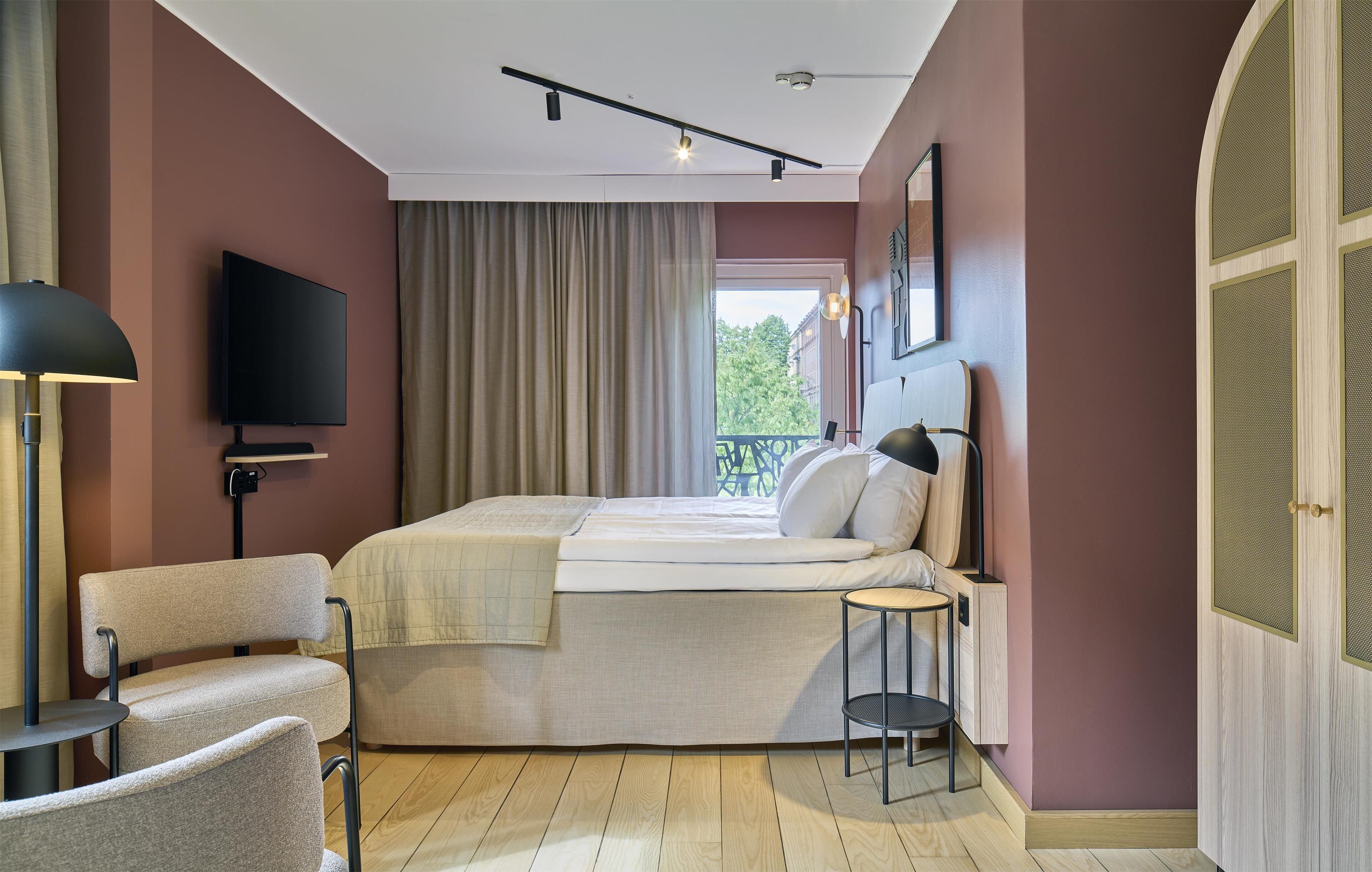 in-room safe, iron/ironing board, wifi, bed sheets