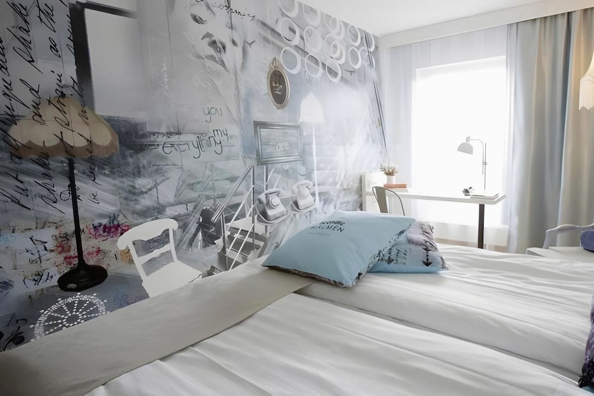 In-room safe, iron/ironing board, WiFi, bed sheets