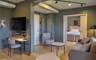 Caja de seguridad en la habitación y tabla de planchar con plancha 