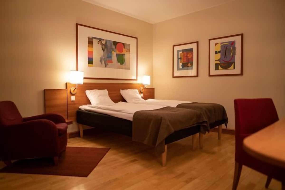In-room safe, iron/ironing board, WiFi, bed sheets