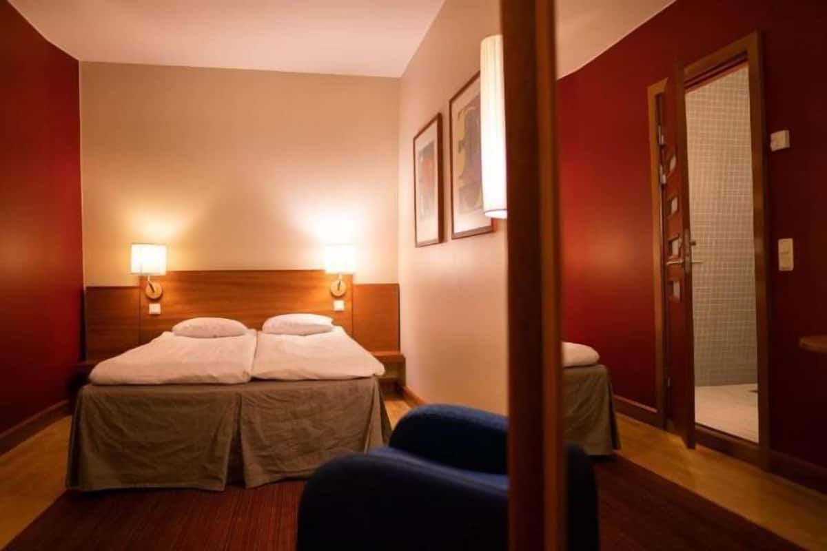 In-room safe, iron/ironing board, WiFi, bed sheets