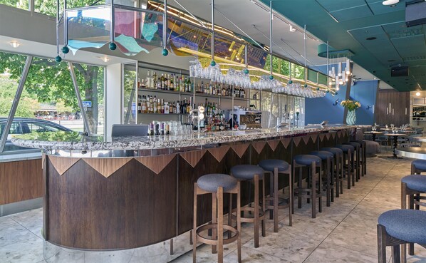 2 bars/lounges