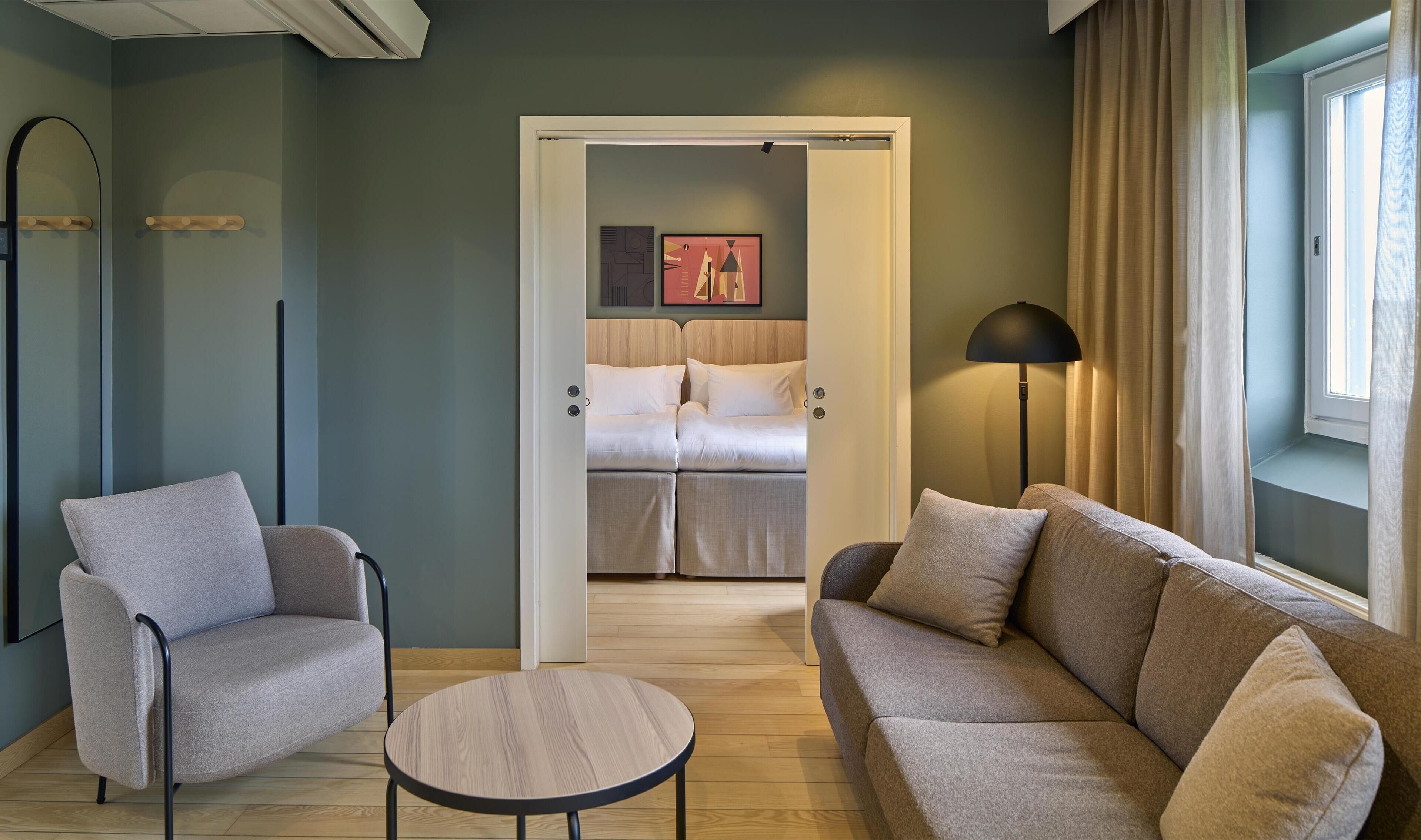 suite (master) | in-room safe, iron/ironing board, wifi, bed sheets