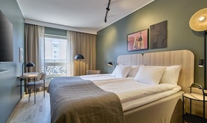 Superior-huone, 1 suuri parisänky | Tallelokero huoneessa, silitysrauta/-lauta, Wi-Fi, vuodevaatteet