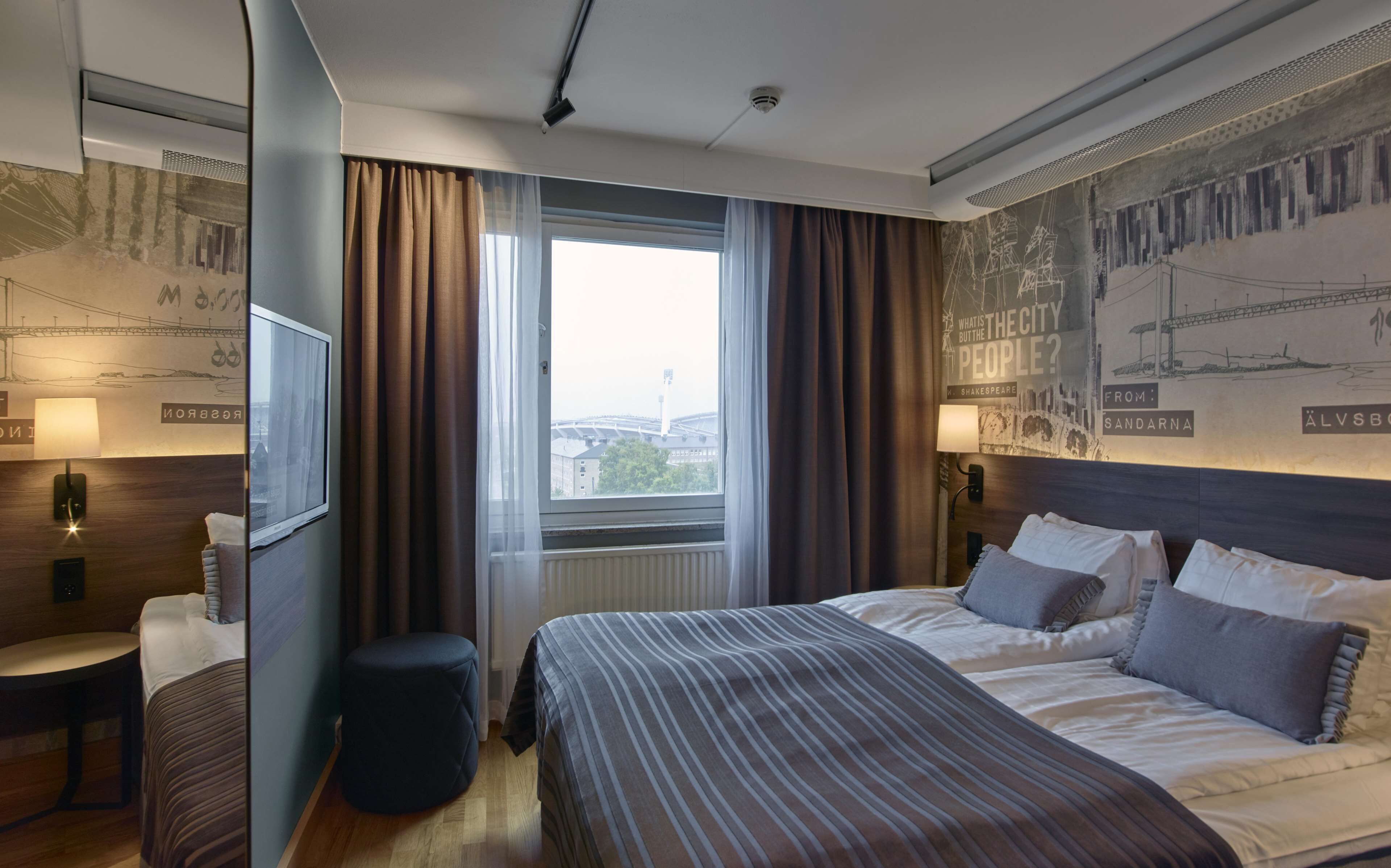 Rom, 1 queensize-seng | Safe på rommet, skrivebord, strykejern/-brett og wi-fi (inkludert)