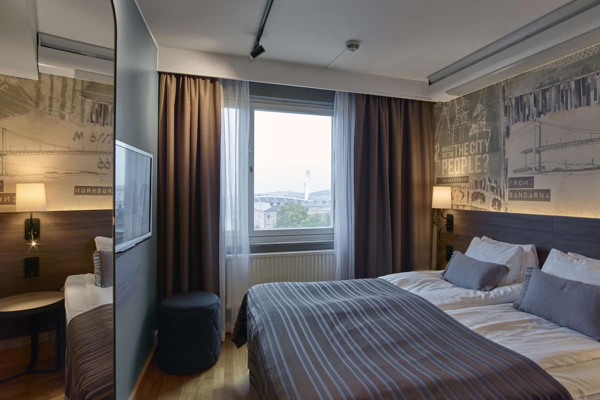 Room, 1 Queen Bed | In-room safe, desk, iron/ironing board, WiFi (free)