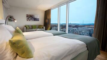 Quarto duplo superior | Cofres nos quartos, escrivaninha, ferros/tábuas de passar roupa