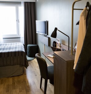 Safe på rommet, skrivebord, strykejern/-brett og wi-fi (inkludert)