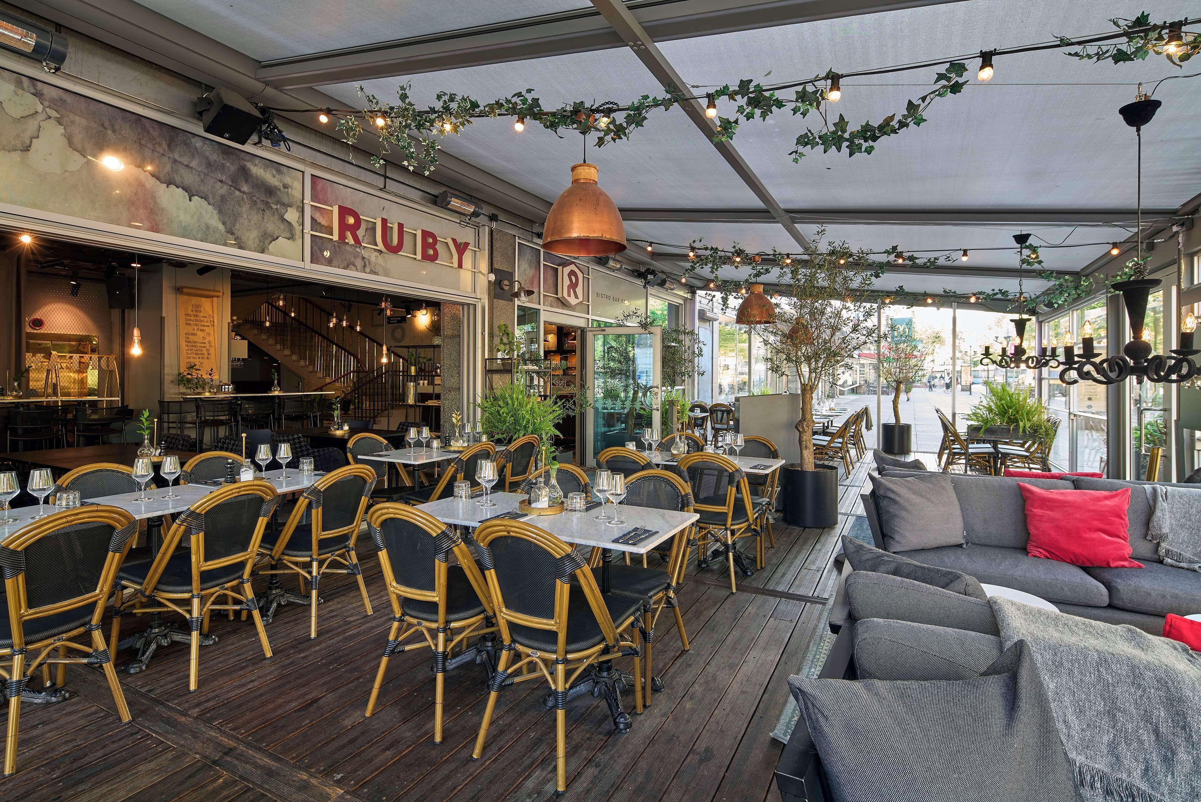 供应早餐、午餐和晚餐，国际美食