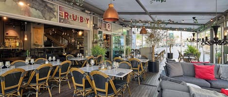 Melayani sarapan dan makan siang dengan sajian masakan internasional