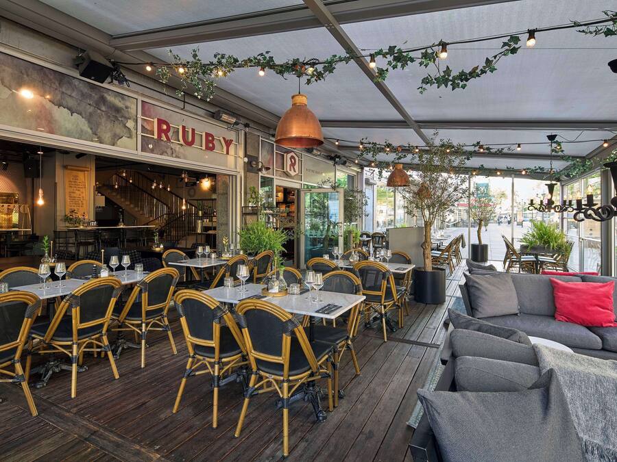 Breakfast, lunch, dinner served; international cuisine