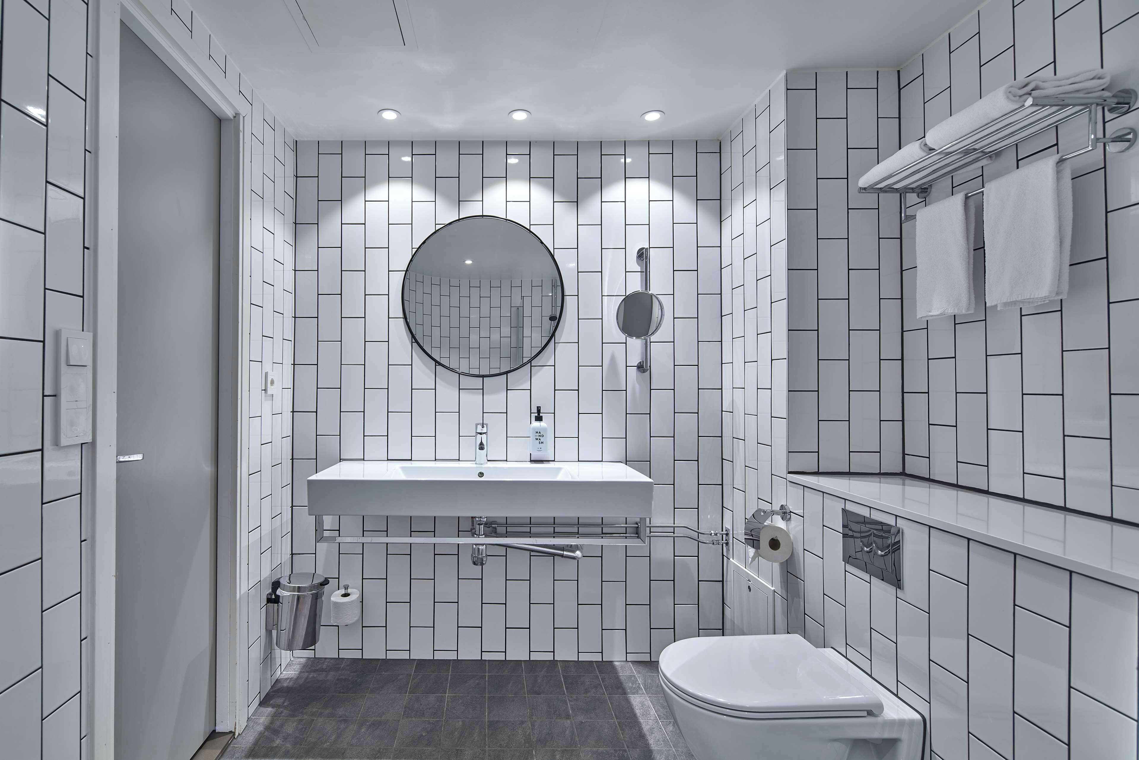 suite (master) | bathroom | hair dryer, towels