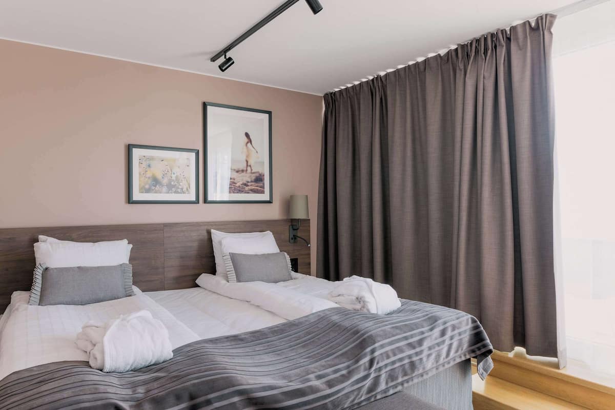 Suite (Master) | In-room safe, desk, iron/ironing board, free cribs/infant beds