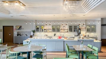 Frukost, lunch och middag serveras