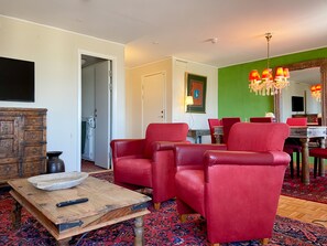 Suite | Skrivebord, blendingsgardiner, wi-fi (inkludert) og sengetøy