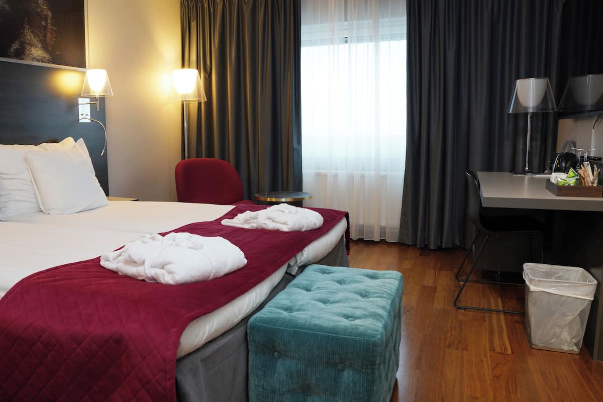 Superior Room, 2 Single Beds | Desk, iron/ironing board, bed sheets