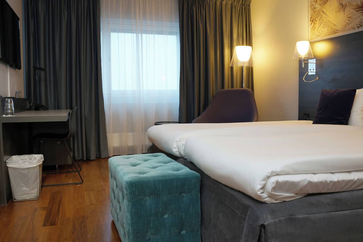 Standard Twin Room, Non Smoking | Desk, iron/ironing board, bed sheets