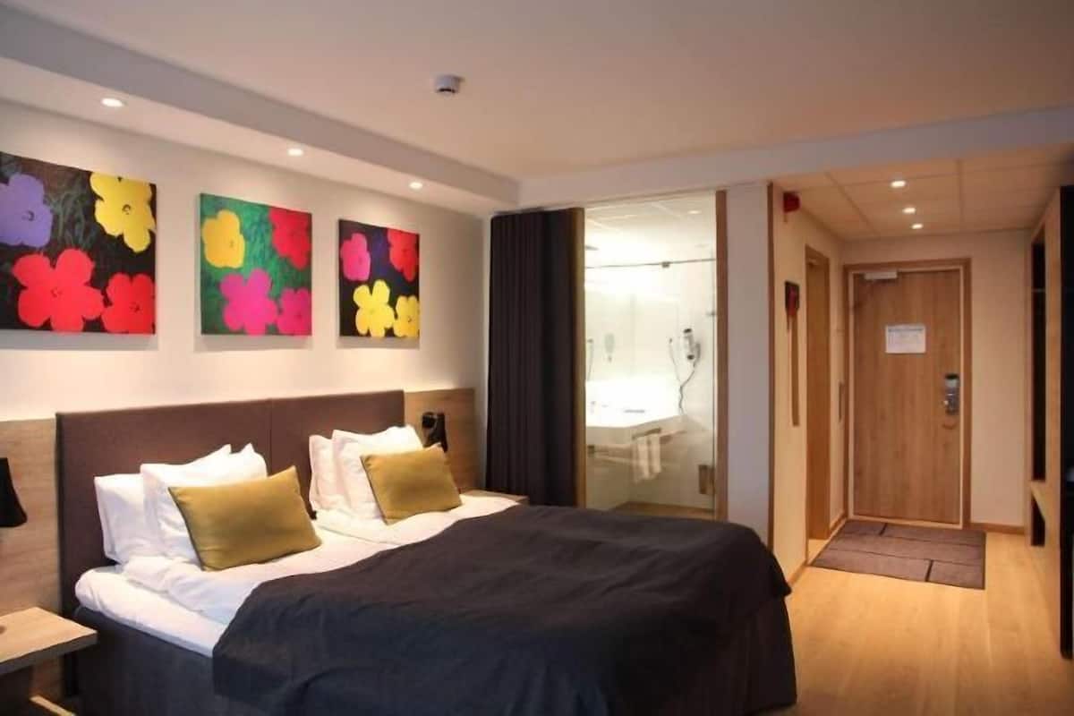 Cortinas opacas, tabla de planchar con plancha, wifi gratis