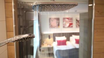 Un pommeau de douche doté de plusieurs jets d’eau.
