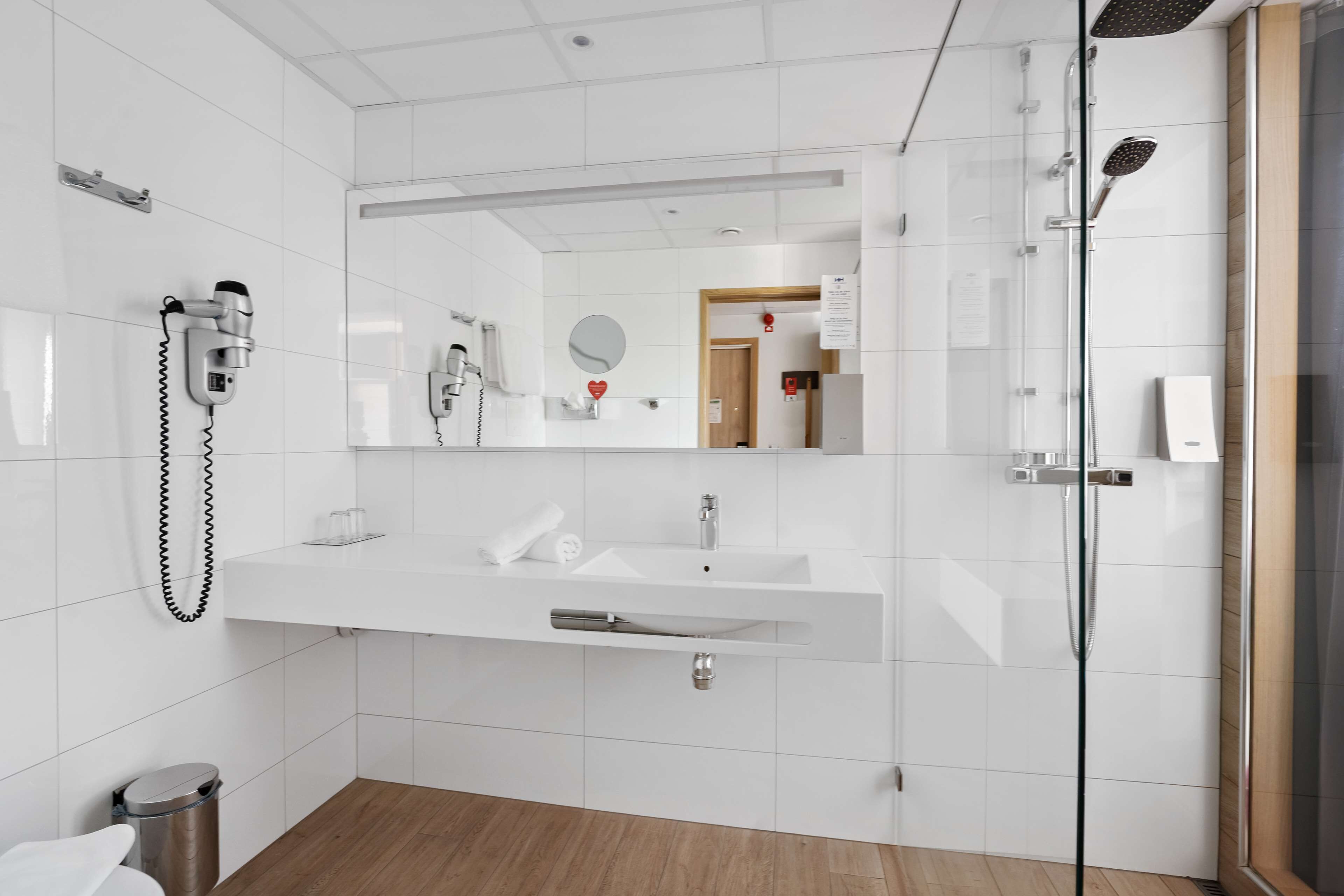 business room, 1 king bed, non smoking | bathroom | shower, hair dryer, towels