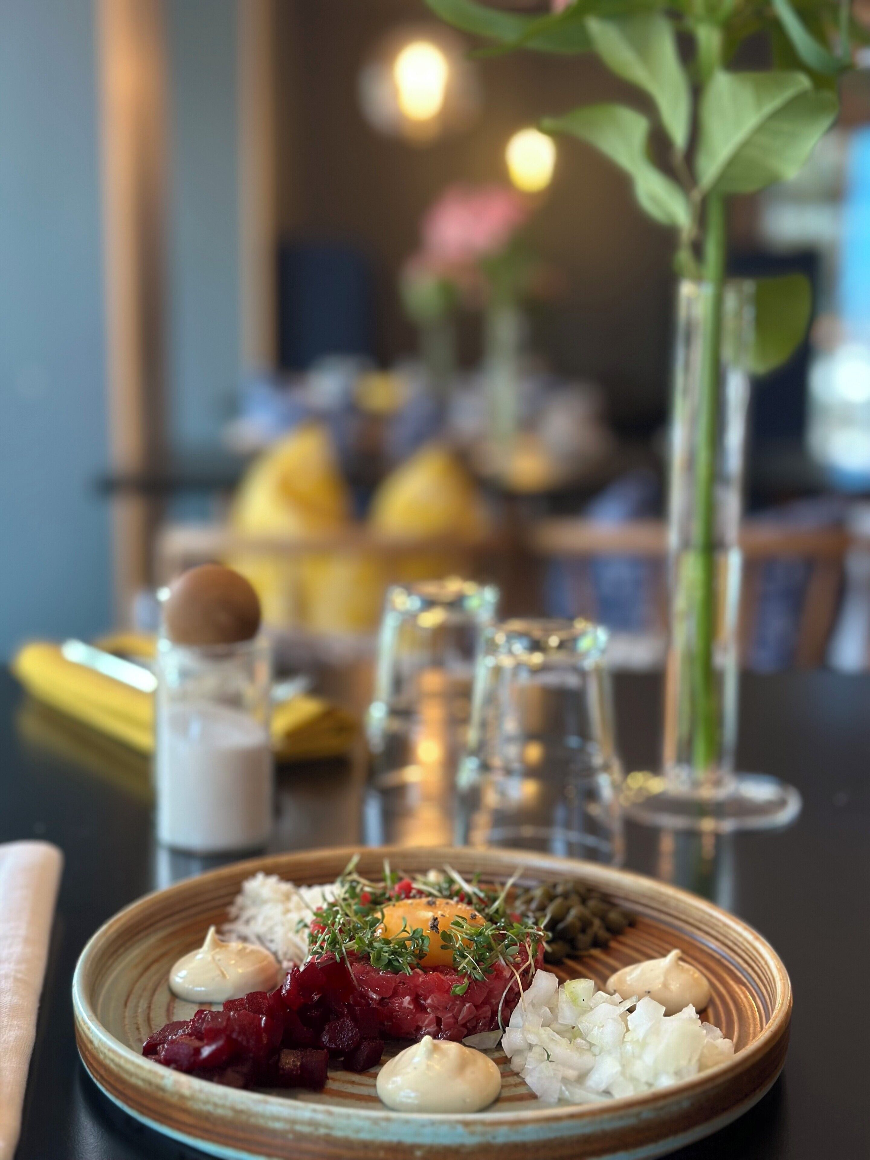 Un plato de comida con distintos ingredientes y guarniciones.