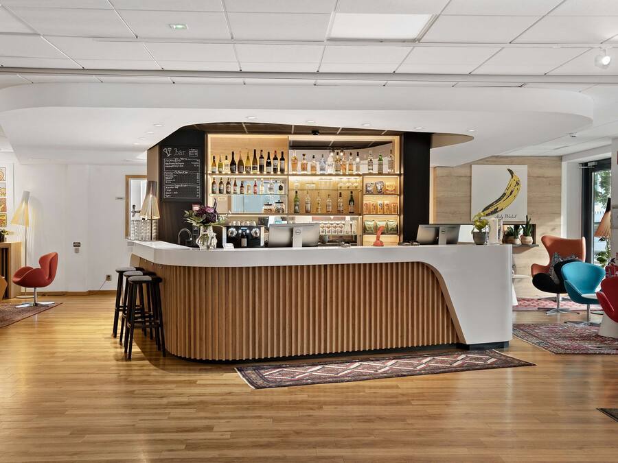 2 Bars/Lounges, Lobby-Lounge