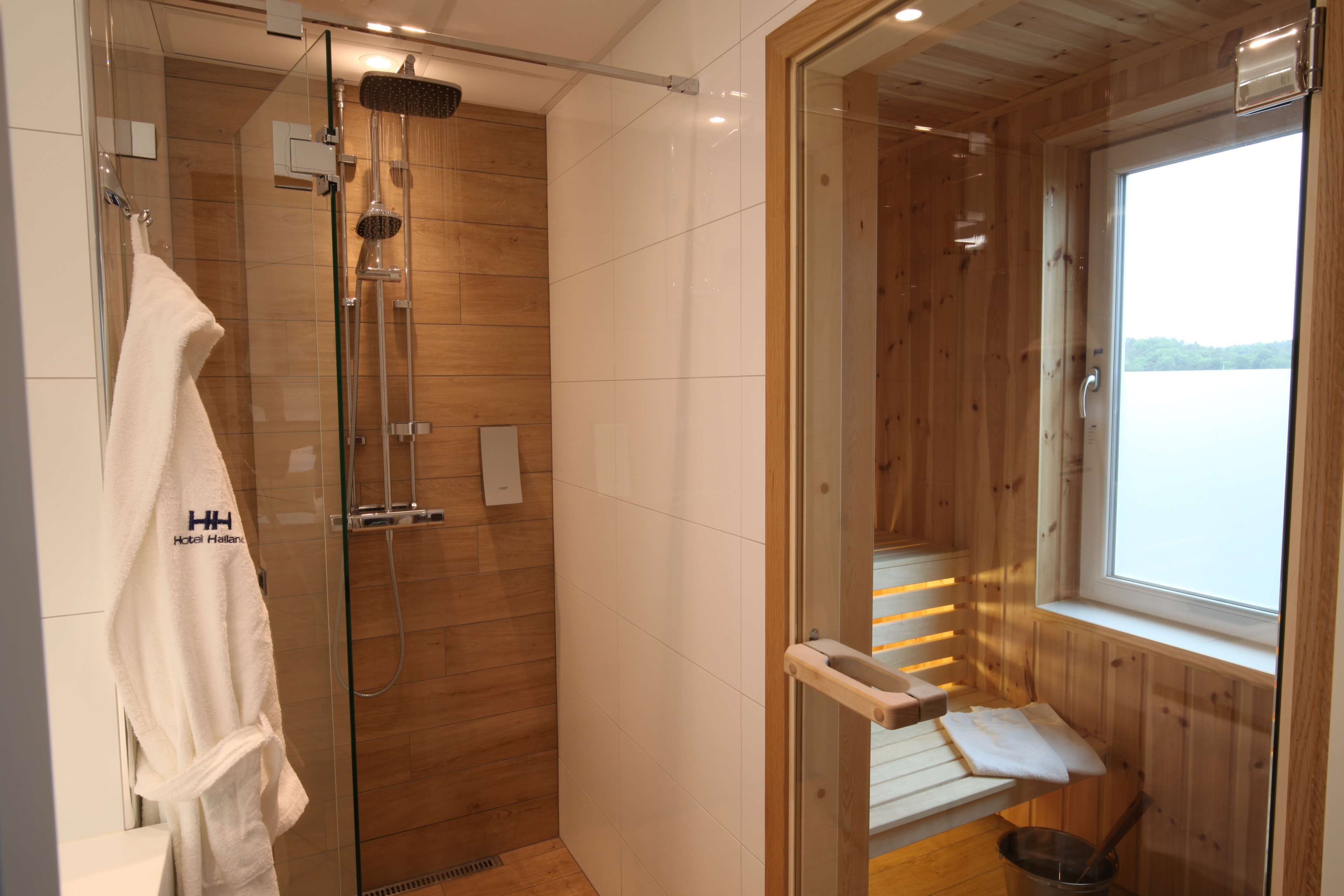 family room, 1 king bed, non smoking (with sofabed) | bathroom | shower, hair dryer, towels