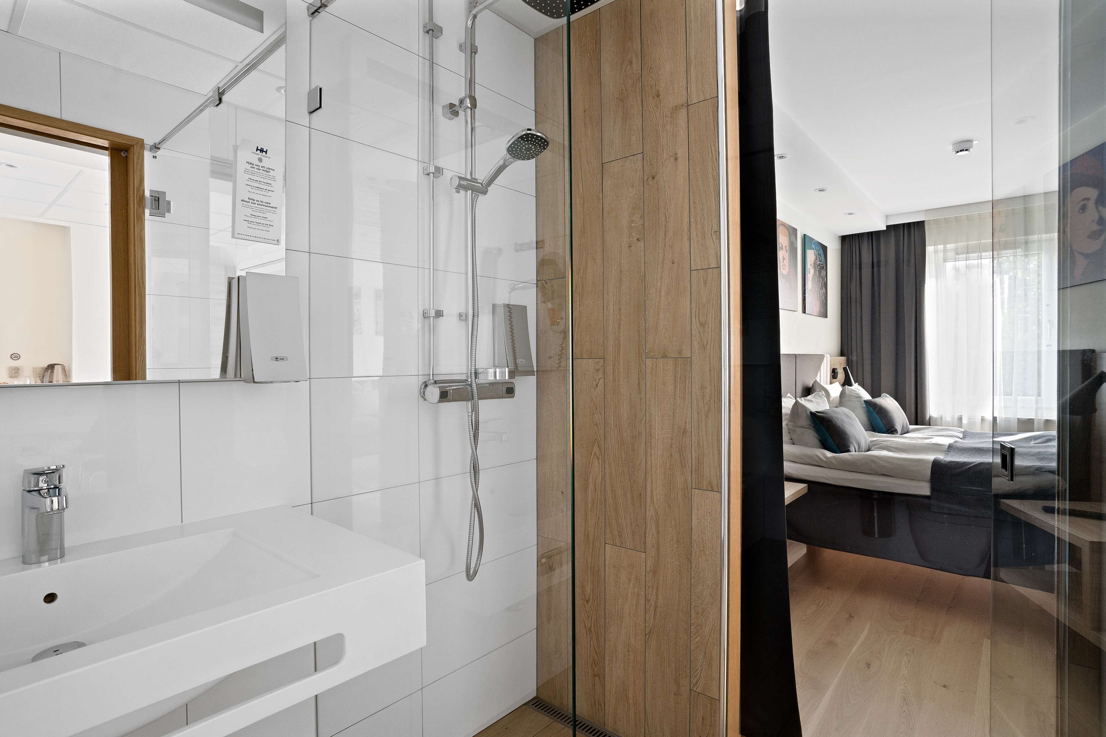 family room, 1 king bed, non smoking (with sofabed) | bathroom | shower, hair dryer, towels